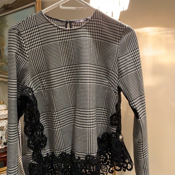 Zara top black in white with black embroidery. Excellent condition - Picture 2 of 8